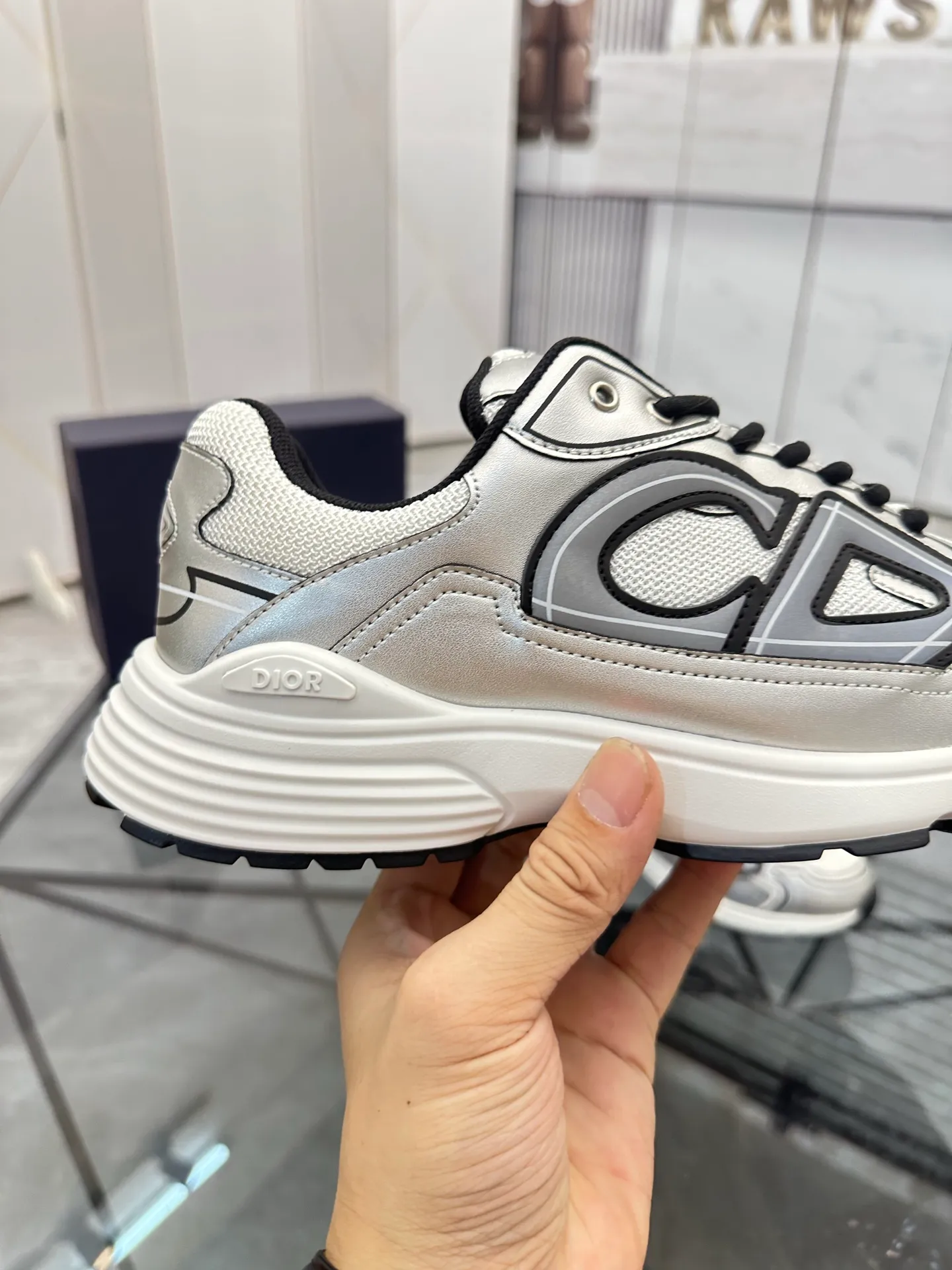 Men's shoes: 💰P400¥ Available in Guangzhou Product trademark: Dior* "Dior*" low-top casual shoes Regular size: 35-46 (can be customized to 47) Couple style Product materials: Upper imported cowhide stitched with original fabric, breathable lining, ultra-light foam original outsole. No.: 007